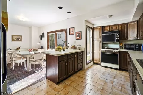 Kitchen - 18 Ackerson Ln, Upper Saddle River, NJ 07458 photo 3 of 4