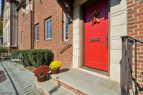 15 Benmore Ter, Bayonne, NJ 07002
