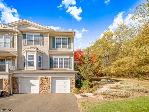 3022 King Ct, Green Brook, NJ 08812