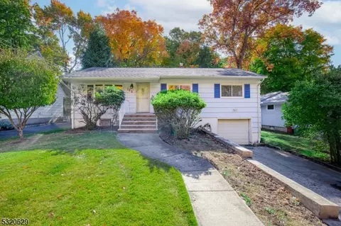 122 Hiawatha Blvd, Oakland, NJ 07436