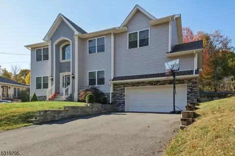 10 Pinegrove Rd, Mount Olive, NJ 07828