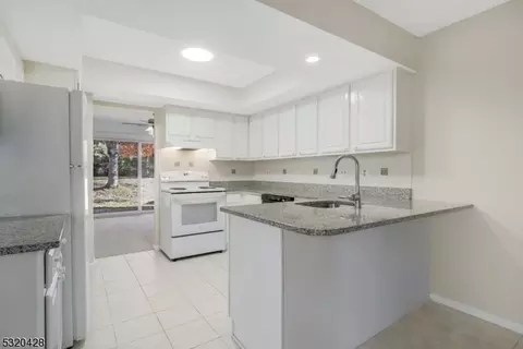 9 Eton Ct, Bedminster, NJ 07921 photo 4