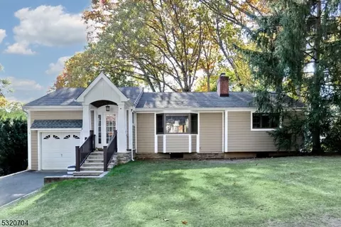 2 Garden Ct, Upper Saddle River, NJ 07458