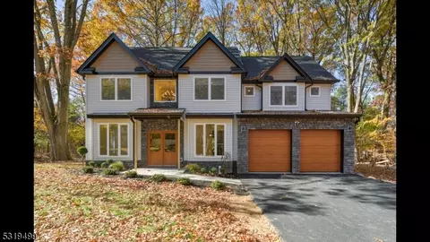 18 Chamberlain Ln, Mount Olive, NJ 07828