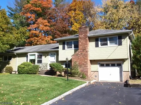 4 Hill Ct, Pequannock Twp, NJ 07444