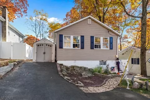 313 Windsor Ave, Hopatcong, NJ 07843