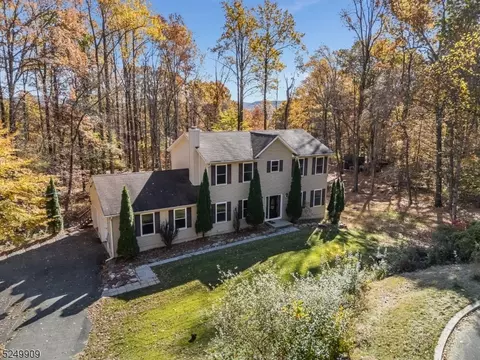 22 Somerset Dr, Belvidere, NJ 07823
