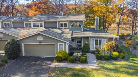 21 Stone Row Ln, Oak Ridge, NJ 07438