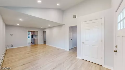 8 Cayuga Trl, Wayne, NJ 07470 photo 3