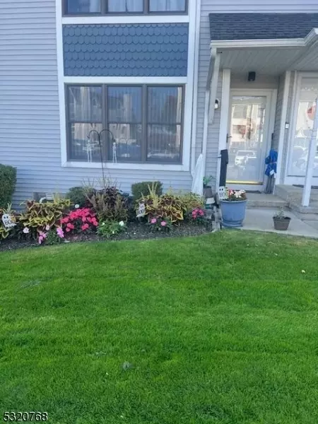 9 Burlington Ct, Hamburg, NJ 07419