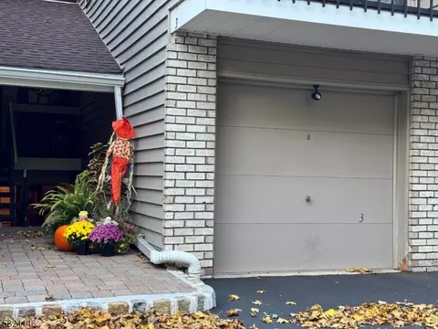 3 Hillside Ct, Clinton, NJ 08809