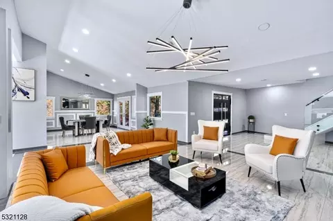 638 Mountain Rd, Kinnelon, NJ 07405