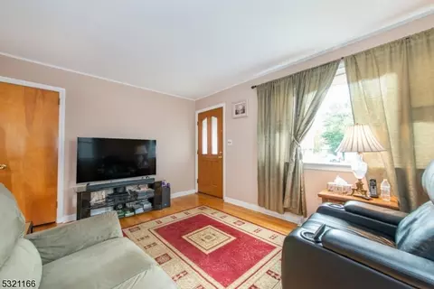 9 Ideal Ct, Nutley, NJ 07110 photo 3