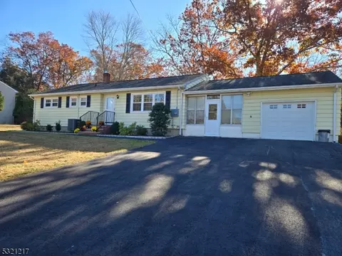 5 Parkway Dr, Hackettstown, NJ 07840