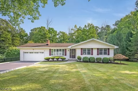 10 Beaver Ln, Mount Olive, NJ 07836