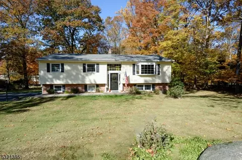 11 Arrowhead Rd, Oakland, NJ 07436