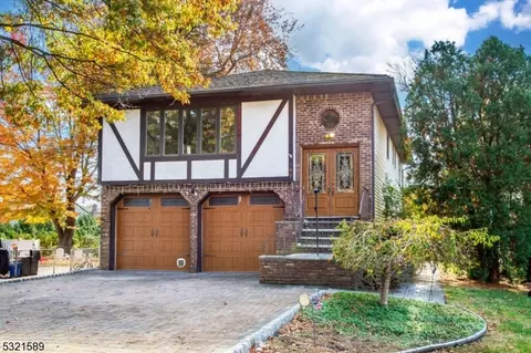 197 Horseneck Rd, Fairfield, NJ 07004