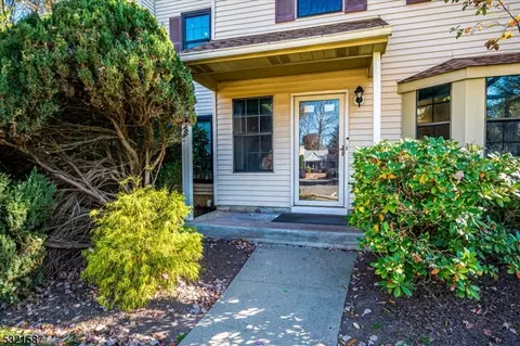 602 Maplecrest Rd, Edison, NJ 08820 photo 5