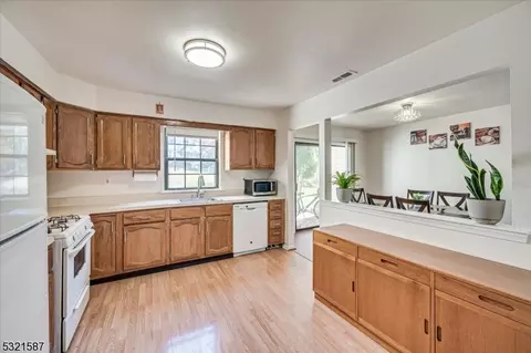 602 Maplecrest Rd, Edison, NJ 08820 photo 22