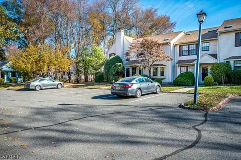602 Maplecrest Rd, Edison, NJ 08820 photo 4
