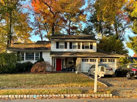 28 Henning Dr, Fairfield, NJ 07004