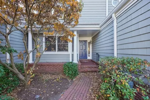 42 Woodcrest Dr, Morristown, NJ 07960