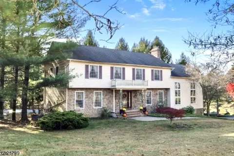 8 Amherst Dr, Washington Twp, NJ 07853