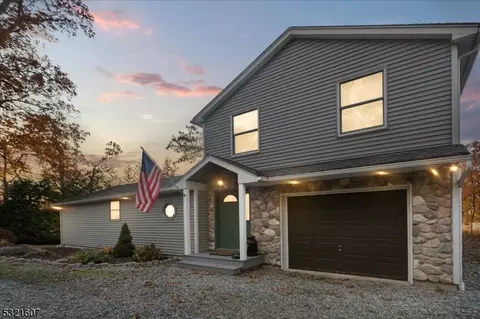 77 Lake Park Ter, Hewitt, NJ 07421