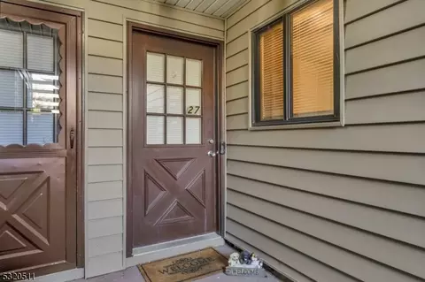 27 Overlook Dr, Clinton, NJ 08809