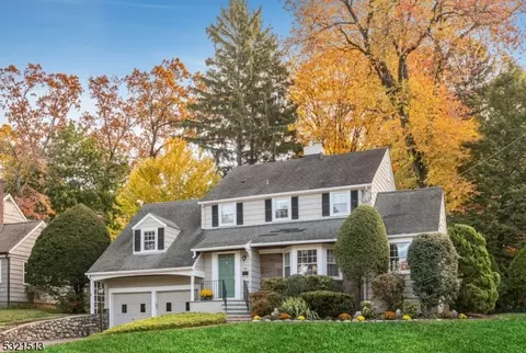 44 Edgewood Dr, Ho Ho Kus, NJ 07423
