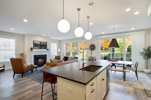 10 Aspen Dr, Cedar Grove, NJ 07009