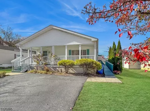 4 Nightingale Ct, Belvidere, NJ 07823
