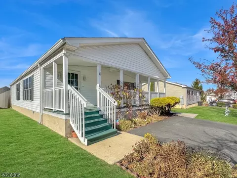 4 Nightingale Ct, Belvidere, NJ 07823 photo 2