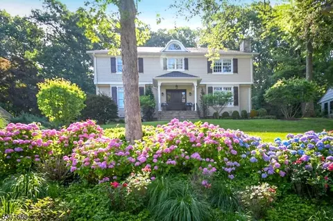 27 Oxbow Ln, Summit, NJ 07901