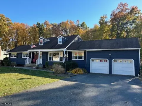 36 Henning Dr, Fairfield, NJ 07004