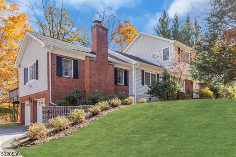 40 Ivy Pl, Wayne, NJ 07470