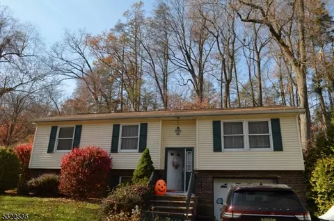 16 Hemlock Dr, Franklin, NJ 07416