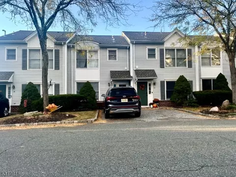 17 Woods Edge Dr, Rockaway, NJ 07866