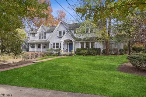 33 Upland Way, Verona, NJ 07044