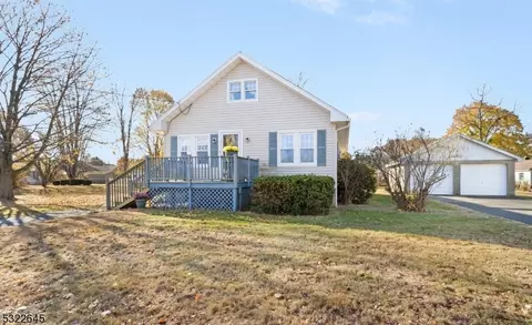 9 Meeker St, Roxbury Twp, NJ 07876