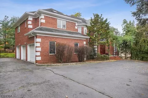 8 Brown Ct, Livingston, NJ 07039