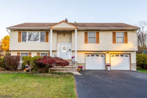 9 Whipple Rd, Pequannock Twp, NJ 07444