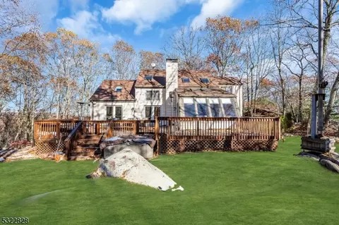 2 Hillside Rd, Kinnelon, NJ 07405