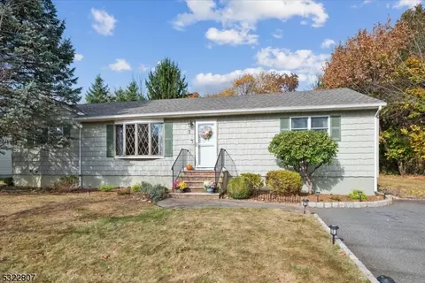7 Oak Dr, Randolph, NJ 07869