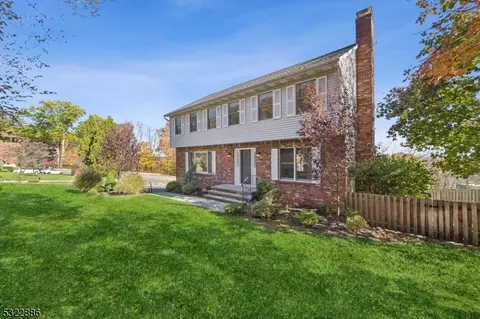 104 Metro Vista Dr, Hawthorne, NJ 07506