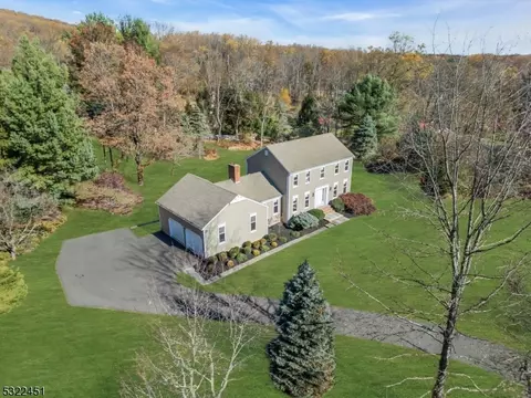 6 Schamp Cir, Lebanon, NJ 08833