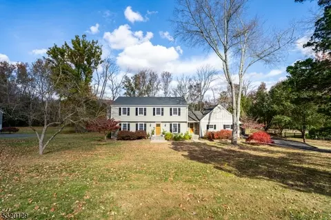 8 Keats Rd, Tewksbury, NJ 07979