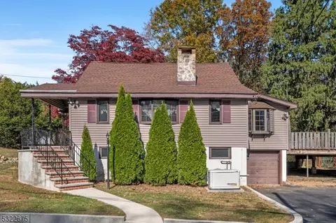 4 Lakeview Dr, West Milford, NJ 07480