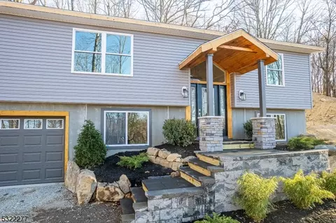 1 Chestnut Trl, Stanhope, NJ 07874