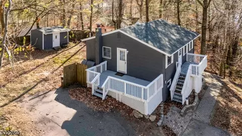 4 Papscoe Rd, West Milford Twp, NJ 07421